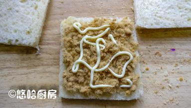 切片的吐司做早餐三明治最合适，白吐司切掉四边，一层铺肉松，挤上沙拉酱。