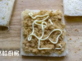 切片的吐司做早餐三明治最合适，白吐司切掉四边，一层铺肉松，挤上沙拉酱。