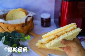 早餐的三明治是不是很简单，做吐司不用自己动手，一份三明治连5分钟都用不了。