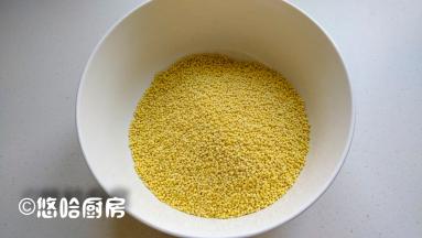 这是大黄米，打眼一看像小米，但是个头比小米大，而且有黏性。