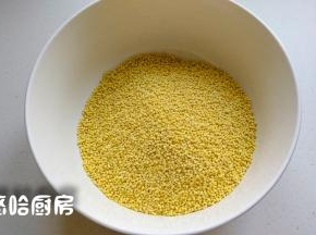 这是大黄米，打眼一看像小米，但是个头比小米大，而且有黏性。