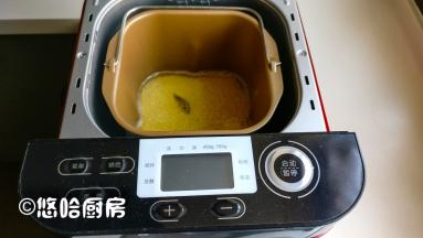 大黄米淘洗干净，不用浸泡，直接放到面包机桶里，加入清水，米和水的比例=1:0.55。