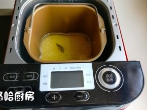大黄米淘洗干净，不用浸泡，直接放到面包机桶里，加入清水，米和水的比例=1:0.55。