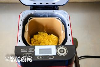 面包机做年糕，采用先蒸熟后搅拌的模式，中间打开看了一眼，已经开始搅拌。