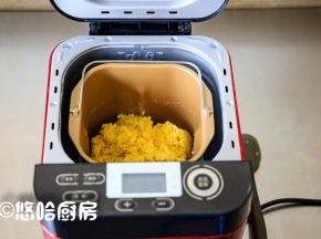 面包机做年糕，采用先蒸熟后搅拌的模式，中间打开看了一眼，已经开始搅拌。