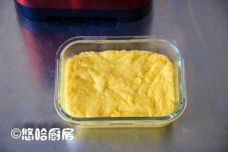 趁热将年糕取出，装入保鲜盒中彻底放凉。想吃热年糕的，这个时候就可以吃，勺子挖一块，蘸着白糖吃就行。