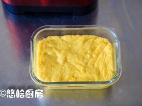 趁热将年糕取出，装入保鲜盒中彻底放凉。想吃热年糕的，这个时候就可以吃，勺子挖一块，蘸着白糖吃就行。