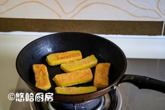 平底锅里放一点植物油，放入年糕片大火煎，煎至2面黄即可盛出。