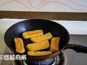 平底锅里放一点植物油，放入年糕片大火煎，煎至2面黄即可盛出。