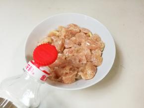 鸡脯肉切成小丁，放入半小勺盐，一勺料酒，少许十三香，一勺玉米淀粉拌匀腌制一小时，淋入一勺食用油表面