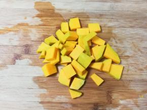 南瓜去皮切小块