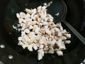 热锅凉油放入鸡丁滑散至熟盛出来