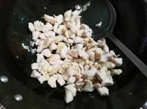 热锅凉油放入鸡丁滑散至熟盛出来