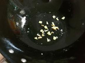 放入姜块煎出香味