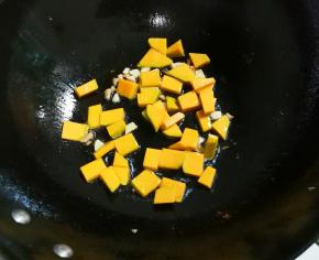放入南瓜炒至熟