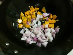 放入洋葱翻炒至香味