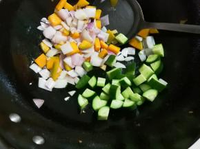 放入黄瓜丁翻炒均匀