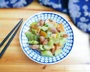 出锅盛盘脆脆黄瓜香嫩鸡丁非常好吃