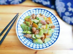 出锅盛盘脆脆黄瓜香嫩鸡丁非常好吃