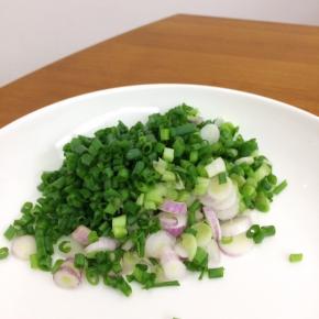 小葱洗干净切成小粒粒
