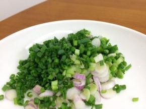 小葱洗干净切成小粒粒