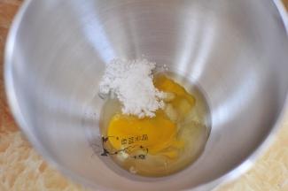 将鸡蛋、糖、盐放入厨师机内胆中。