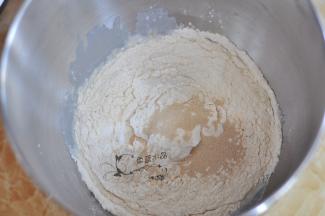 倒入高粉，最上面放干酵母。