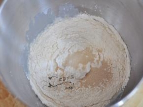 倒入高粉，最上面放干酵母。