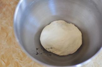 将面揉成团后，加入黄油，继续揉至光滑。发酵40分钟。