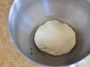 将面揉成团后，加入黄油，继续揉至光滑。发酵40分钟。