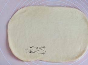 取出发酵好的面团，松弛后擀成长方形状。