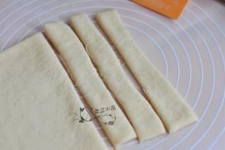 将面片切成条状。