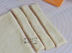 将面片切成条状。