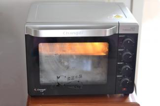 放入烤盘中，每个之间留些距离，放入烤箱中，烤盘下面放一碗开水，发酵30分钟。