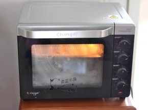 放入烤盘中，每个之间留些距离，放入烤箱中，烤盘下面放一碗开水，发酵30分钟。