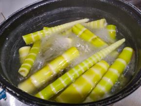 水沸放入笋子煮半小时以上