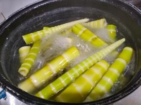 水沸放入笋子煮半小时以上