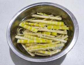 然后捞出放清水中，撕条漂两个小时以上。我是晚上做好，漂了一晚上。