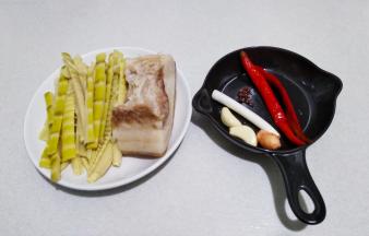 泡椒笋子炒肉片的食材如上图