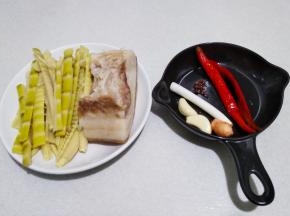 泡椒笋子炒肉片的食材如上图