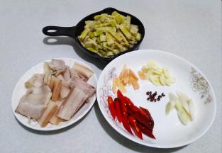 将所有食材如图所示处理好