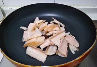 肉片放入锅中煸炒