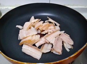 肉片放入锅中煸炒