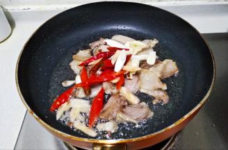 放入盘中所有配料