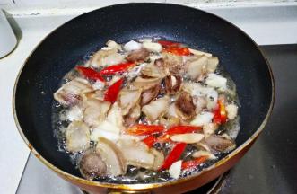 翻炒半分钟，炒出香味儿。