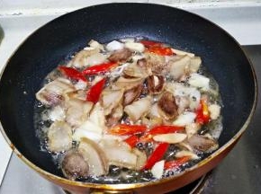 翻炒半分钟，炒出香味儿。