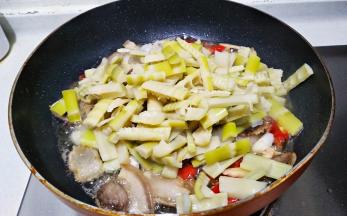 倒入笋子翻炒2分钟