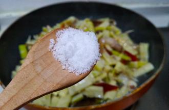 放少许盐翻炒半分钟