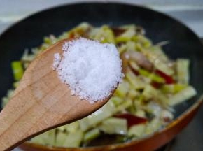 放少许盐翻炒半分钟