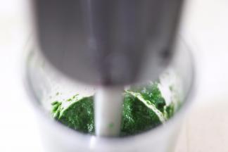 控水后放入料理机中打碎。